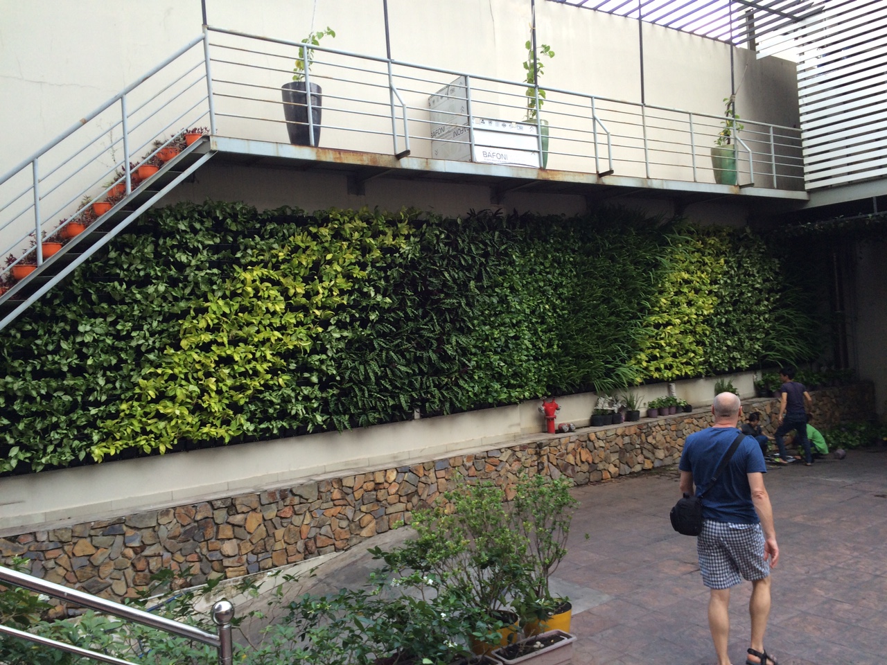 Công ty thiết kế tường đứng tại TP HCM đẹp hài hòa với phong cảnh nhà bạn